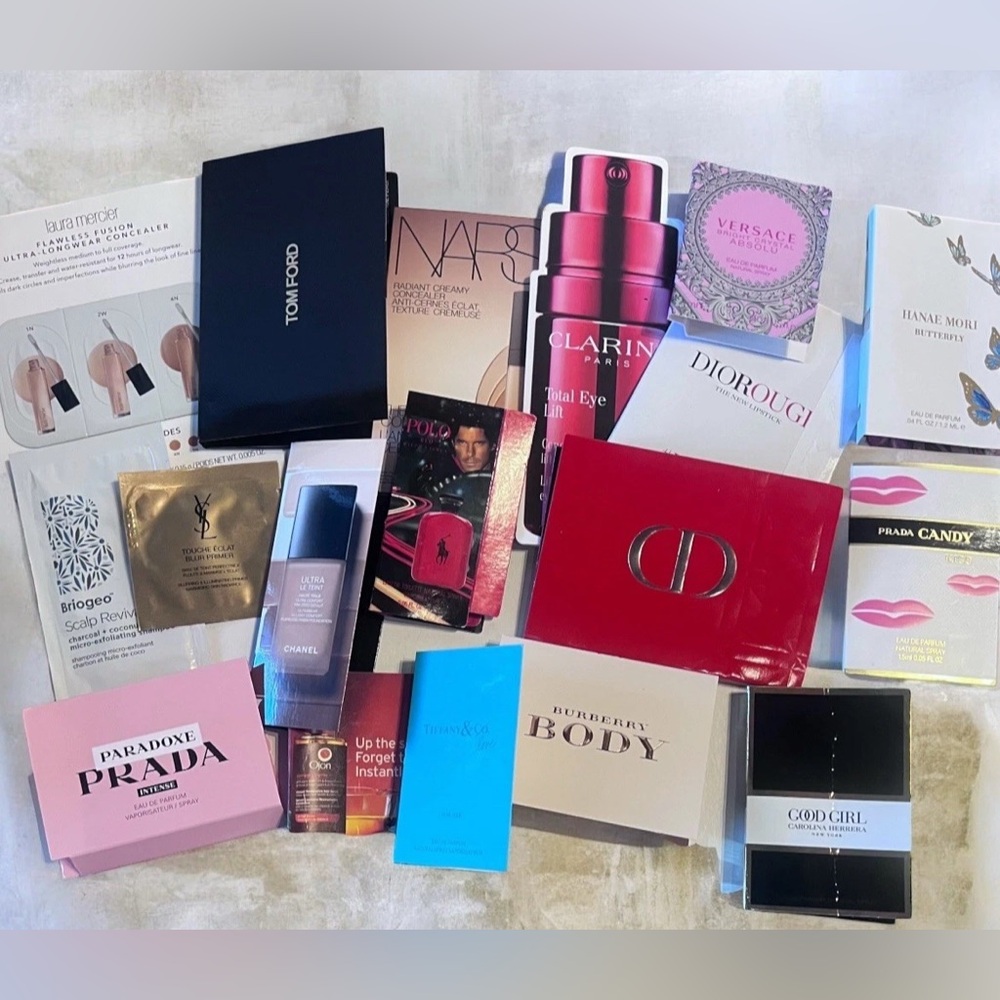 Assorted Beauty Bundle 2 Estee Lauder Cosmetic Bags + Make-up & Fragrance Sample - Picture 2 of 7